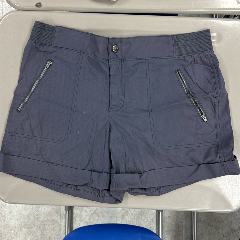 Tangerine activewear shorts in steel grey.